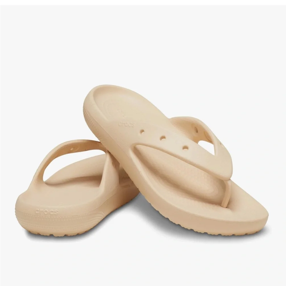 CROCS Unisex Classic Flip V2 Flop Tan Sandals